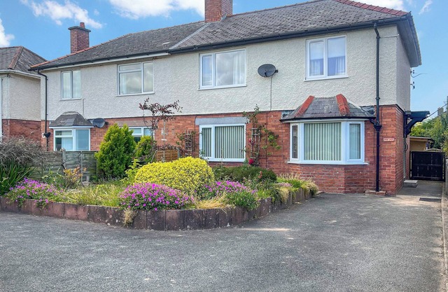 Escape to this three-bedroom holiday home set in Hay-on-Wye.