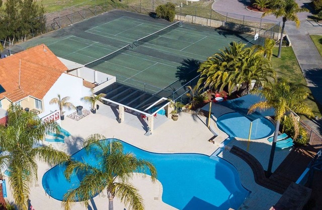 Escape to Tranquility at Fountain View Villa - South Yunderup