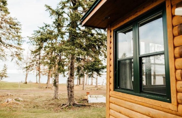 Escape to Tranquility at The Sandy Pearl: A Cozy Log Cottage Retreat