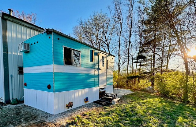 Escape to Tranquility: Trestle Creeks Farmhouse Fort Tiny House- Your Hidden Gem