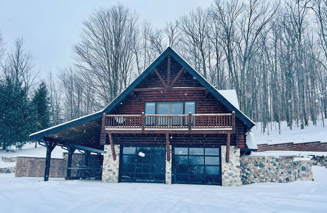 Escape to Tranquility, Private Cabin in the Woods only 5 Miles to Torch Lake!