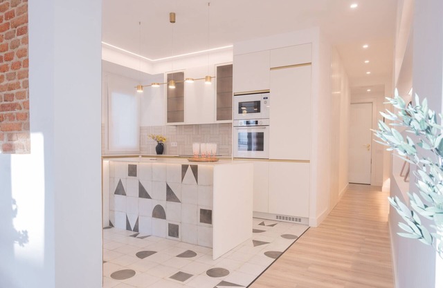 Escápate al Encanto Urbano: Piso con Balcón y Espacios Modernos"