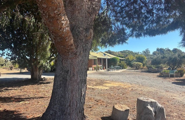 Escape to Willunga Farmhouse. Attractions Willunga Market, iconic Wineries