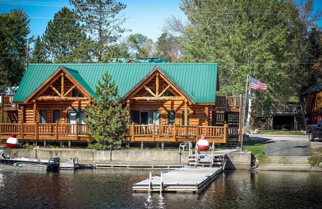 Escape to your cozy 2-bedroom cabin near Voyageurs National Park