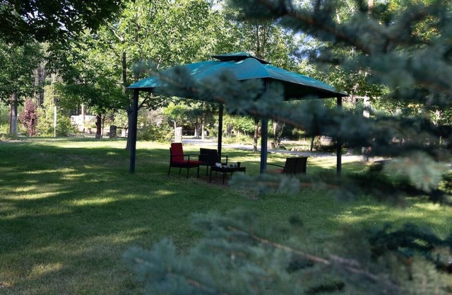 Escape & Unwind in Picturesque Christina Lake, Sleeps 2- Beaches, Golf, Fishing