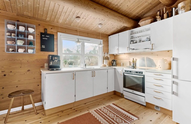 Escape your everyday life in this cozy log cabin on a beautiful natural plot.