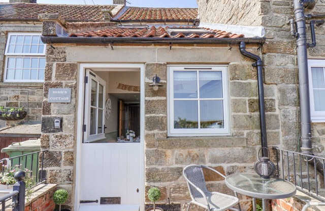 ESME'S COTTAGE, pet friendly, character holiday cottage in Whitby