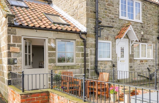 ESMES COTTAGE, pet friendly, character holiday cottage in Whitby
