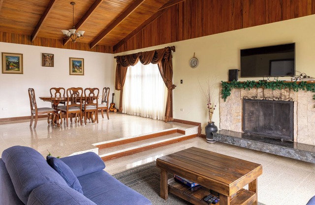 Casa completamente amueblada, muy amplia y segura.
