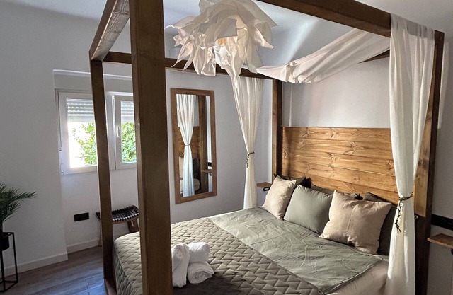 Espectacular apartamento en el centro con un patio maravilloso y balcón!