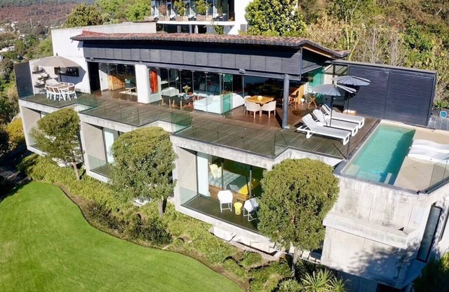 Spectacular Award Winning House, Pool and Lake View