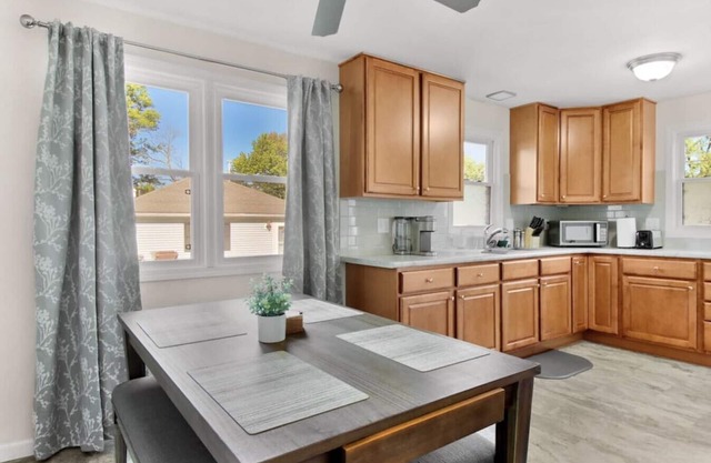 Esser · 4Bed Charmer in Central Washington/East Peoria