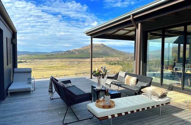 Estate Getaway – spacious & luxe, breathtaking view, with awesome social spaces.