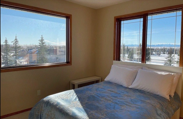 Estate Home with Gorgeous View 7bds+3.5bath Sleeps 16+