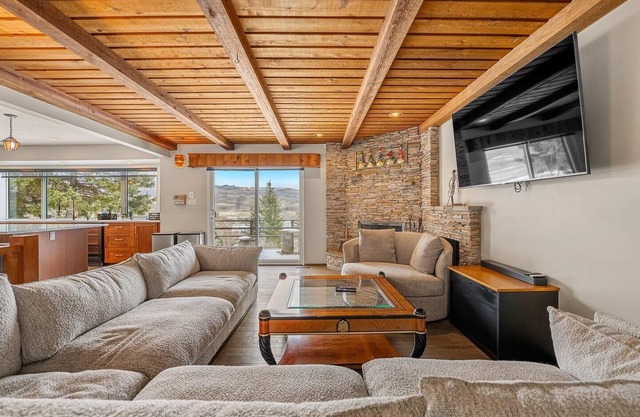 Estate on Bow River 25 Min to DT YYC 5BR w AC