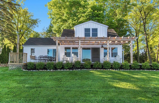 Esther House - Beautiful, Newly Renovated Lakehouse on Paw Paw Lake