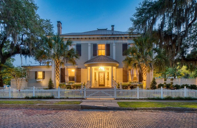 Estill Manor- Luxurious Savannah Estate with Pool & Garden - Sleeps 12!