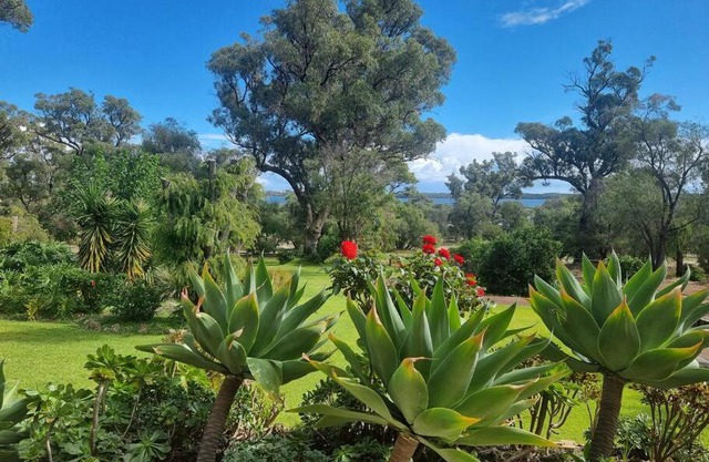 Estuary water views 4bedroom home with pool