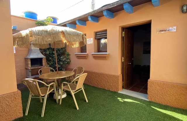 Estudio con jardincito privado barbacoa y piscina