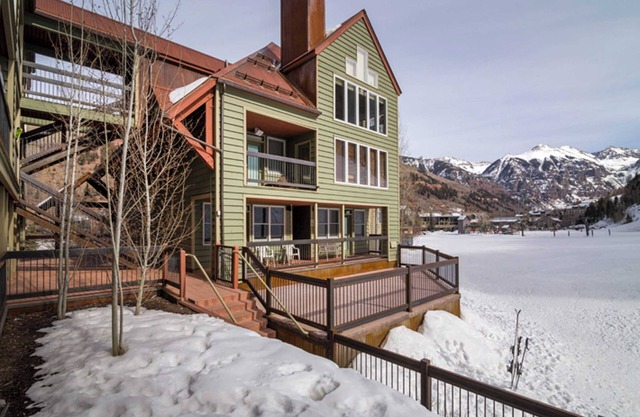 Etta Place 1 by Avantstay Ski In/ Ski Out Unit w/ Views of the Slopes!