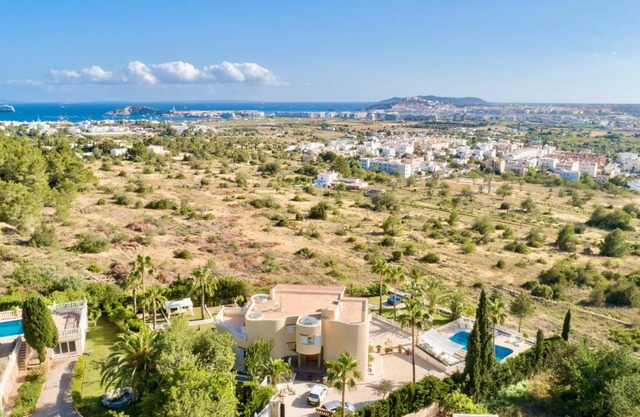 ETV-2281-E Finca de lujo con spa e increíbles vistas de la ciudad de Ibiza y el océano Mediterráneo