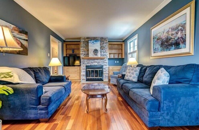 Eucalyptus Cottage - Steps to Downtown and the Big Flag - 3 Bedroom - 1 Bathroom