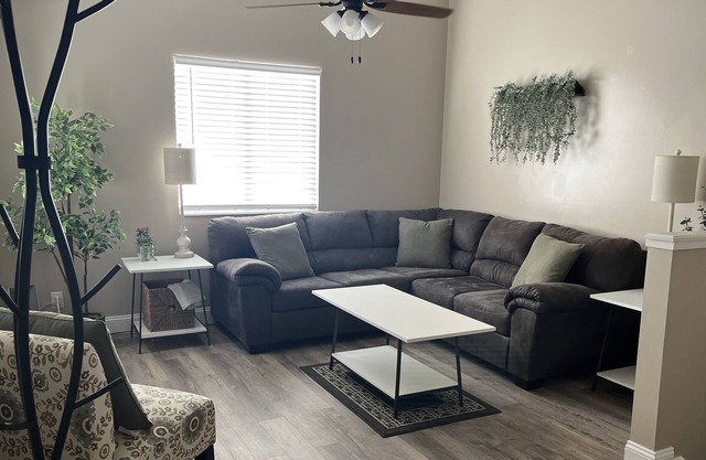 Eucalyptus Home - King Bed, Hot Tub, 3 Bedroom