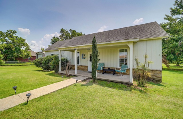 Eufaula Getaway w/ Patio, Walk to Beach + Marina!
