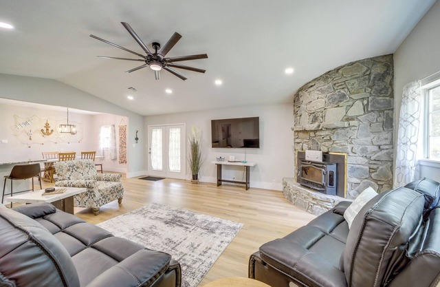 Eufaula Home - Walk to Lake Beach!