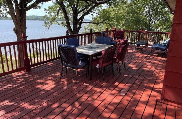 Eufaula Lake front access w/wraparound deck and spectacular views! Pet friendly!