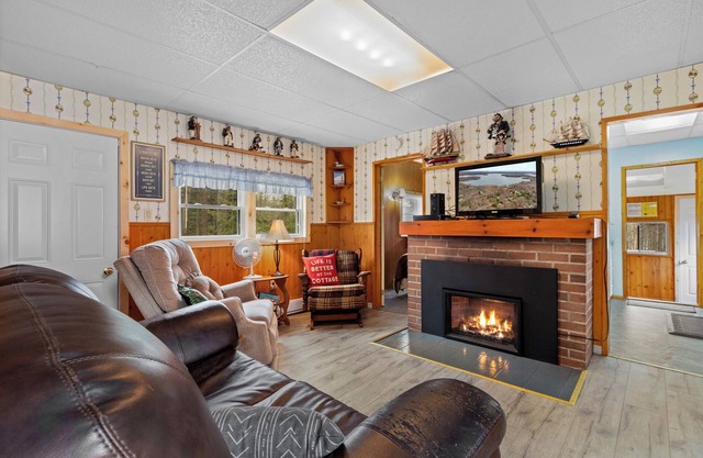 Eugenia Lake Cottage. One minute walk to beach.