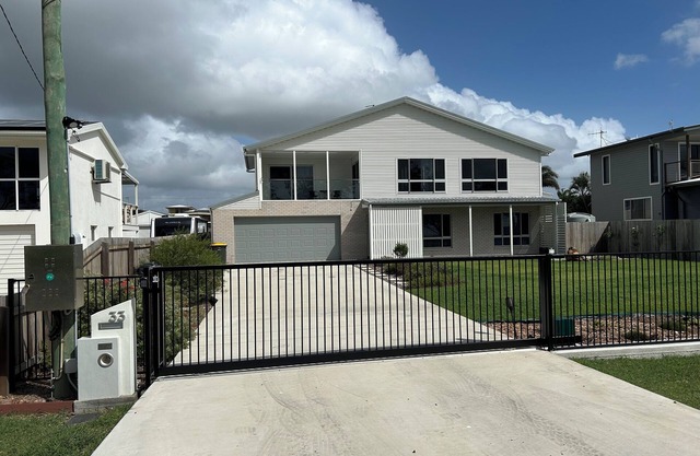Eureka@BurnettHeads Sleeps 6 + 2 . Pet friendly fenced yard