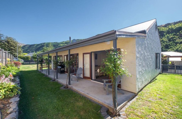Eureka Cottage - Arrowtown Holiday Home