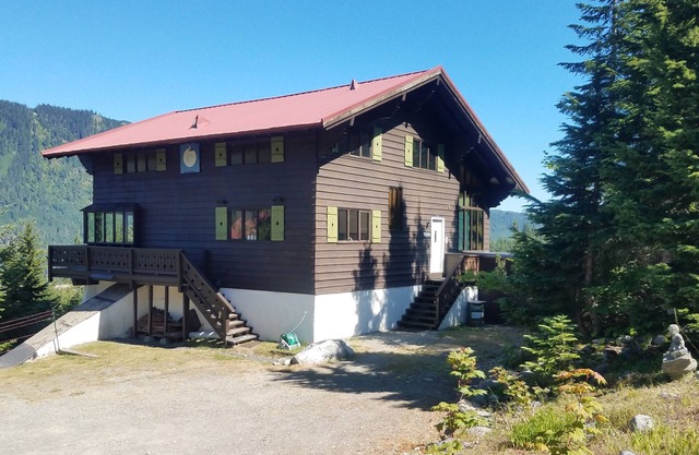 European Alpine Lodge with Stunning Mountain Views- Room for the entire Family!