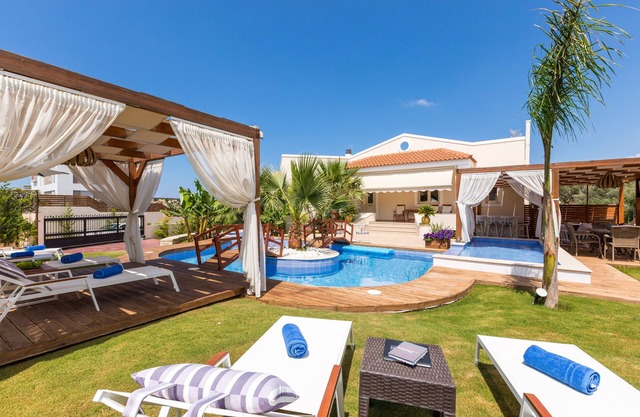 Villa Eva! ¡Relájate en la piscina, el jacuzzi al aire libre y el jardín! Zona de juegos y ping pong!