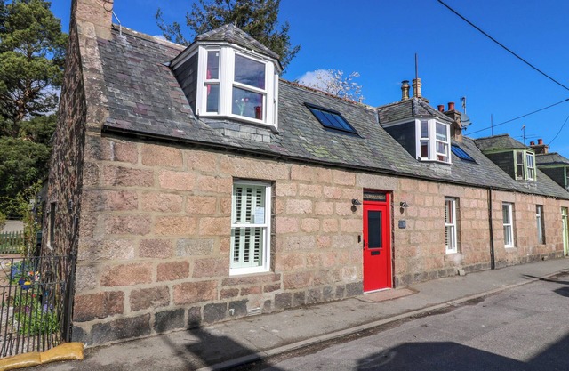 EVANSFORD, pet friendly, character holiday cottage in Ballater