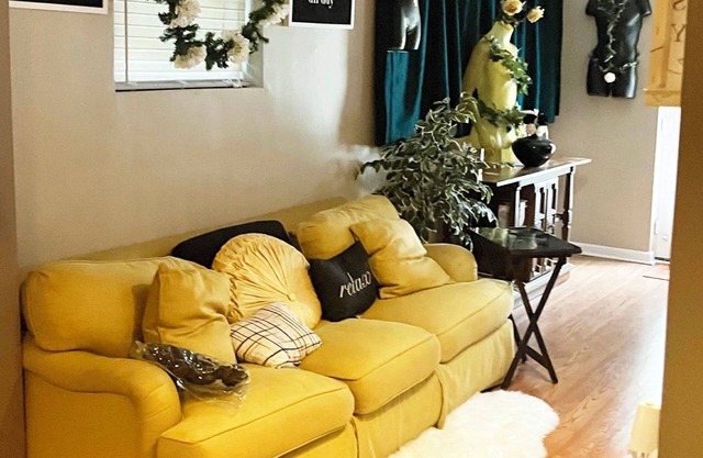 Eve's Garden Loft w/ artistic flair. Pet- Friendly!