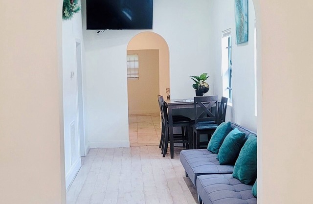 EverBank Stadium Jaguars Lodging House | Sleeps 17 + | Central Jacksonville