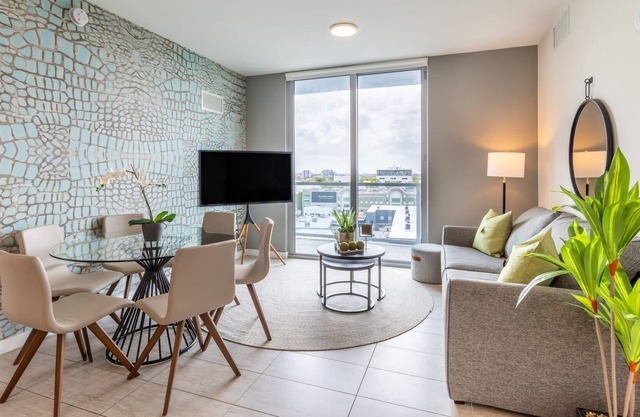 Everglade Villa | Classic 2 BD in Design District