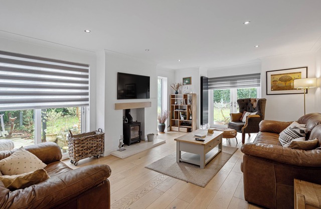 Evergreen Eco House - Large home with Parking, WIFI in a central location.