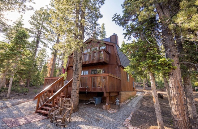 Evergreen Escapes Cabin surrounded by Dixie National Forest
