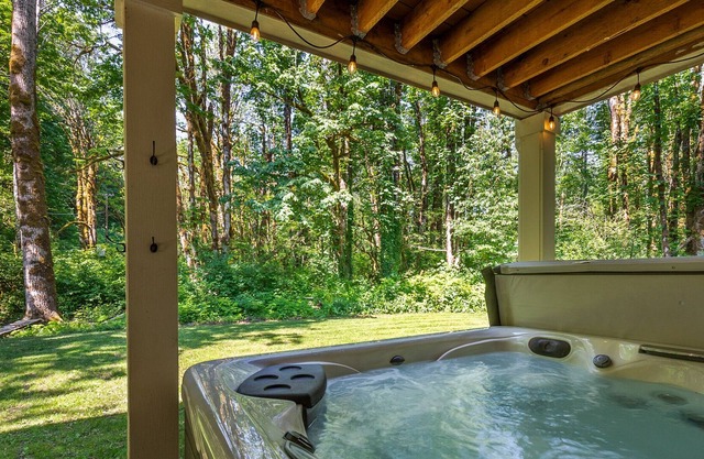 Evergreen Escape - 6+pets, hot tub, 20min from Stevens Pass