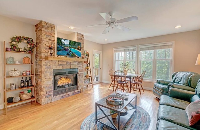 Evergreens 1012- Mountain Condo, Gated Resort, Indoor/Outdoor Pools and Hot Tub, Fitness Area, Fi...