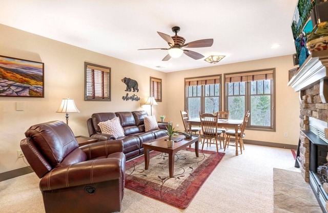 Evergreens 1221- Mountain Condo, Gated Resort, Indoor/Outdoor Pools and Hot Tub, Fitness Area, Fi...