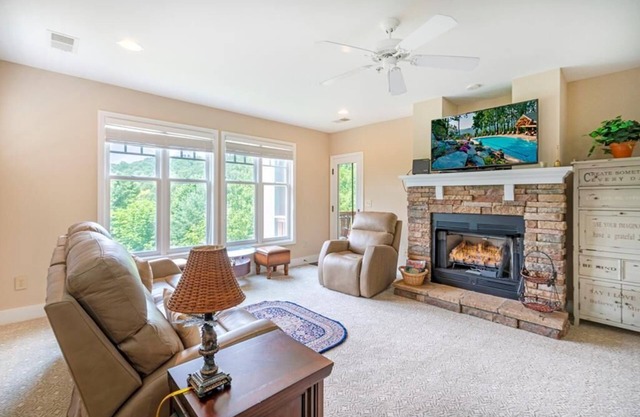 Evergreens 1421- Mountain Condo, Gated Resort, Indoor/Outdoor Pools and Hot Tub, Fitness Area, Fi...