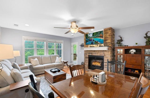 Evergreens 721- Mountain Condo, Gated Resort, Indoor/Outdoor Pools and Hot Tub, Fitness Area, Fis...