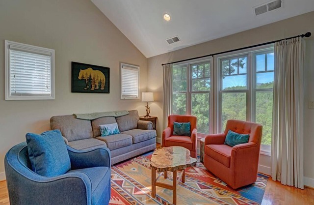Evergreens 731- Mountain Condo, Gated Resort, Indoor/Outdoor Pools and Hot Tub, Fitness Area, Fis...