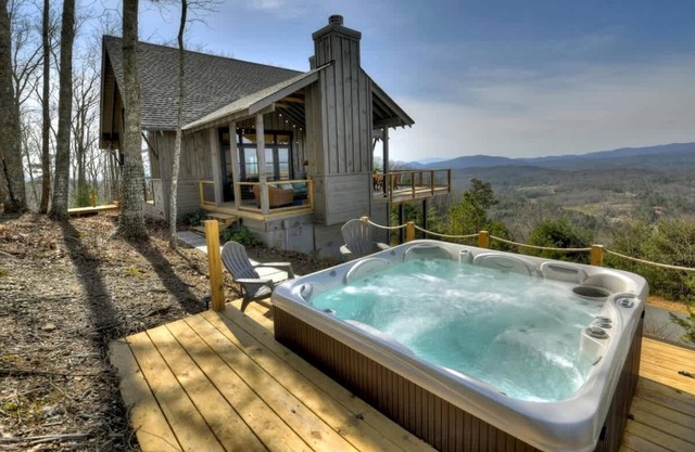 Everlux Retreat - Hot Tub on the Mountain