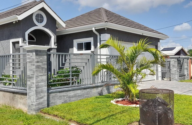 Evertonbnb 22 - Relaxing 2-Bedroom Villa with Pool