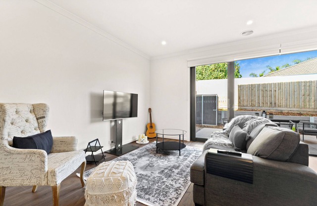 "Everything is Grey" 4-bedroom townhouse with all you need for a perfect stay.